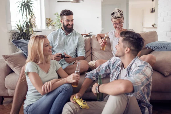 Группа Взрослых Друзей Веселятся Дома Играют Видеоигры Едят Попкорн Пьют — стоковое фото