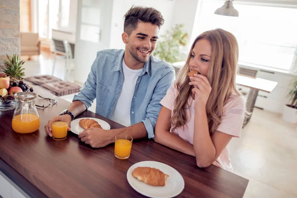 Coppia Che Colazione Casa Mangia Croissant Beve Succo Arancia — Foto Stock