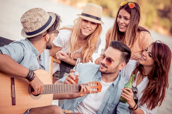 Amigos Disfrutando Cantando Juntos Tocando Guitarra Playa Todos Son Felices — Foto de Stock