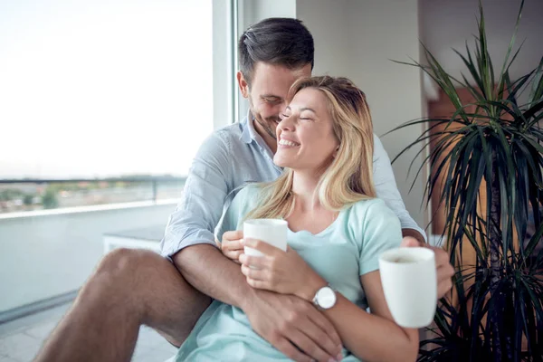 Verliefde Paar Zitten Naast Het Venster Drinken Koffie — Stockfoto