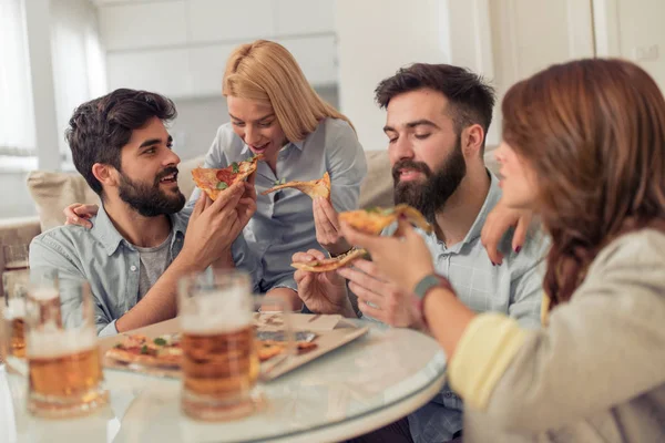Amigos Felizes Comendo Pizza Assistindo Casa Pessoas Comida Diversão Conceito — Fotografia de Stock
