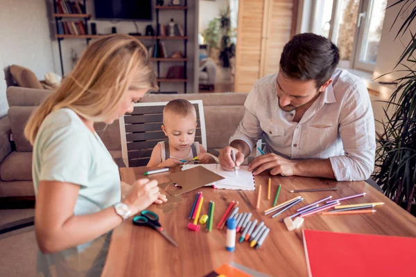 Parents avec un fils dessin et couleur . — Photo