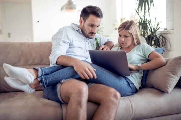 Kép Fiatal Boldog Szerető Coupe Otthon Kanapén Boldog Laptop Számítógép — Stock Fotó