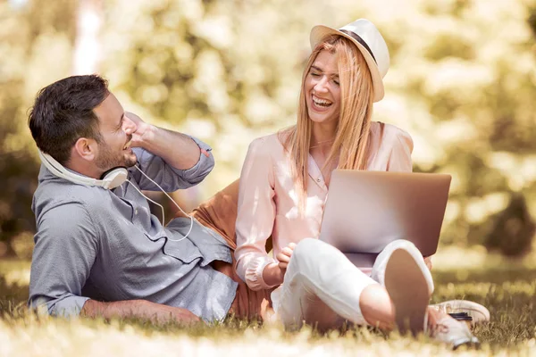 Birlikte Yaz Günü Parkta Oturan Dizüstü Bilgisayar Kullanarak Gülüyor Eğleniyor — Stok fotoğraf