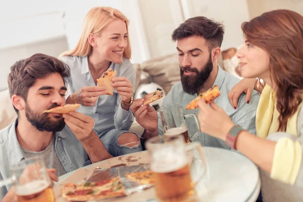 Ευτυχείς Φίλοι Τρώει Πίτσα Και Βλέποντας Τηλεόραση Στο Σπίτι Έννοια — Φωτογραφία Αρχείου