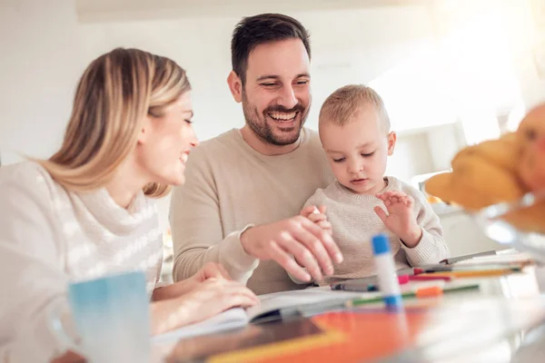 Bébé Garçon Dessin Avec Crayons Couleur Avec Ses Parents — Photo