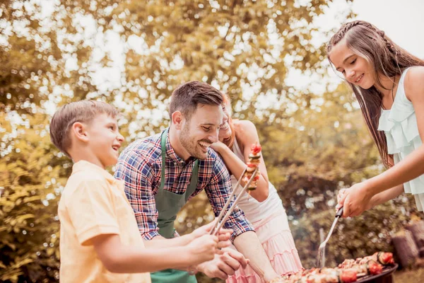 Familienvater Mutter Tochter Und Sohn Beim Grillfest Das Kind Dreht — Stockfoto