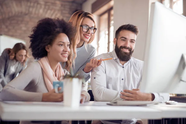 Socios Comerciales Trabajando Juntos Que Están Trabajando Oficina Moderna — Foto de Stock