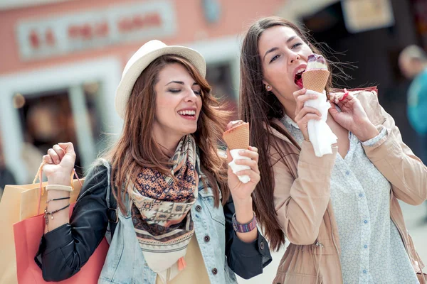 Vrienden Twee Vrouwen Met Tassen Van Shopping Stad Verkoop Consumentisme — Stockfoto