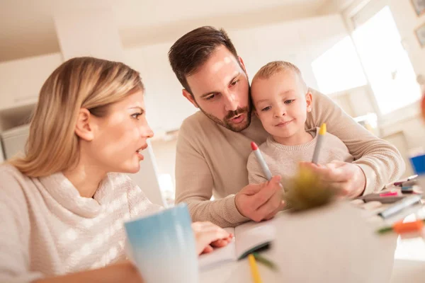 Bébé Garçon Dessin Avec Crayons Couleur Avec Ses Parents — Photo