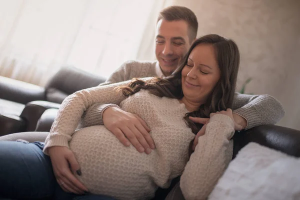Έγκυος Γυναίκα Σύζυγος Στο Σπίτι Έννοια Της Οικογένειας Την Αγάπη — Φωτογραφία Αρχείου