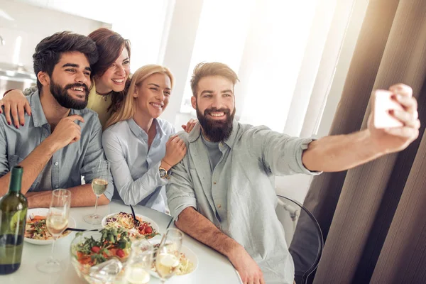 Amistad Tecnología Amigos Sonrientes Internet Tomando Selfie Con Teléfono Casa —  Fotos de Stock