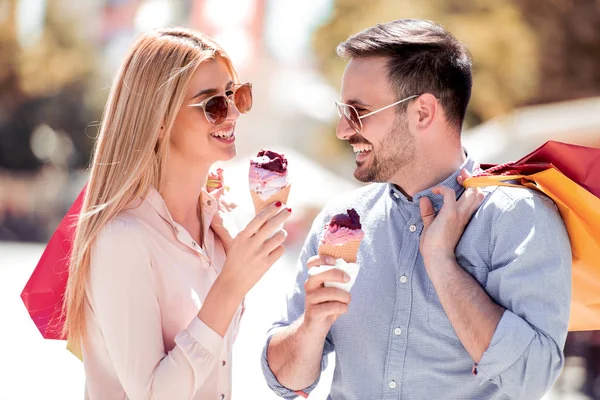 Веселая Молодая Пара Ест Мороженое Изображение Прекрасной Пары Поедающей Мороженое — стоковое фото