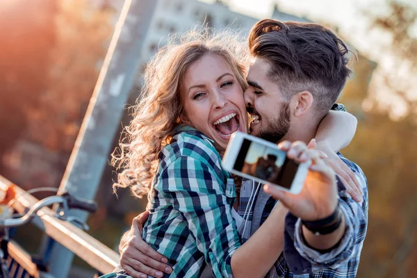 Macera Selfie Beyaz Genç Çift Alarak Selfie Onlar Şehirde Yürüyüş — Stok fotoğraf