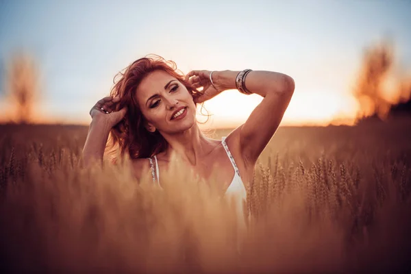 Mujer Joven Pie Campo Trigo Con Salida Del Sol Fondo — Foto de Stock