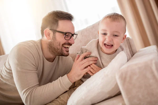 Padre Hijo Sonriendo Mientras Pasan Tiempo Juntos Casa —  Fotos de Stock