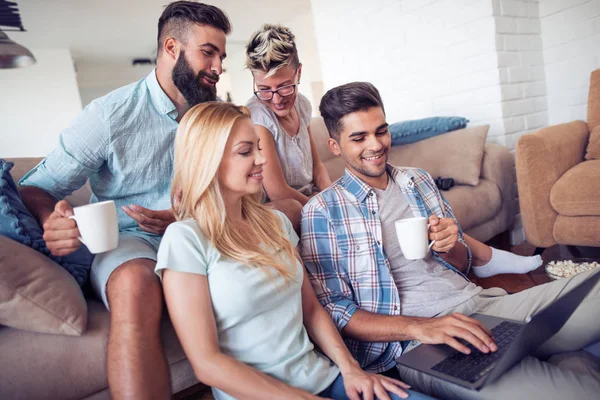 Grupo Amigos Sentados Sofá Viendo Películas Divirtiéndose — Foto de Stock