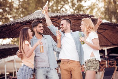 Bira içme ve eğlenmek beach partide akşam arkadaş.