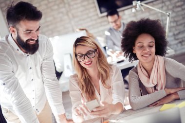 Belgeleri ve fikirler modern ofis toplantıda tartışan genç iş ortakları. Onlar yeni bir proje üzerinde çalışıyor.