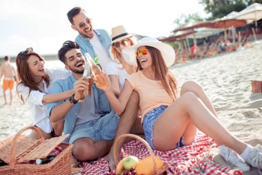 Gençlerin grup birlikte eğleniyor sahilde, piknik mutlu. Herkesin büyük bir ruh var. Yaz saati.