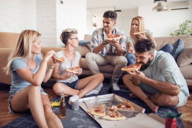 Pizza sevenler. Gençlerin grup birlikte eğlenirken pizza yemek eğlenceli.
