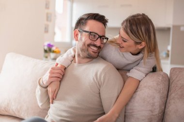 Sarılma ve birbirine bakarak mutlu genç bir çift. Aşk, insan, yaşam tarzı ve mutluluk kavramı.