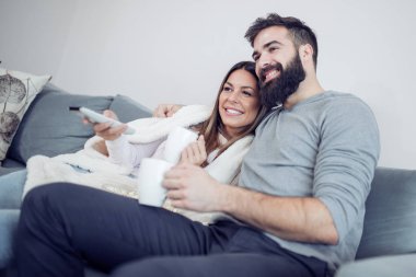 Onların evinde rahatlatıcı, bir film seyrederken genç Çift.