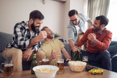 İskambil video spor, arkadaşlar birlikte eğleniyor.