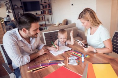 Aile çizim boya kalemi, baba ve mather görünüyor nasıl evlat çizer.