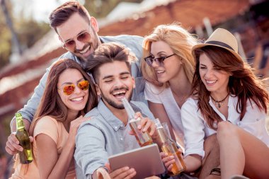 Yaz, tatil, tatil ve mutluluk kavramı-selfie tablet ile alarak arkadaş grubu.