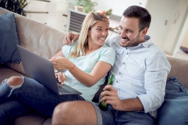 Bir şey onun erkek arkadaşı için dizüstü bilgisayarda gösterilen çekici neşeli kadın.