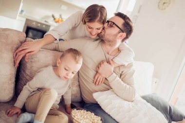 Evde eğlenmek, tv izlerken aile.