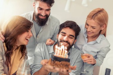 Arkadaşlar birlikte evde bir doğum günü kutluyor.