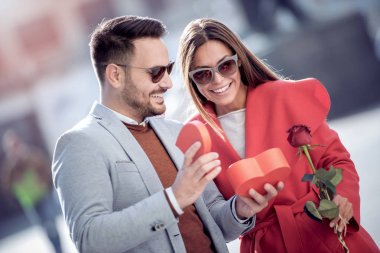 Sevgililer günü hediyesi. Adam Sokağı'nda dating arkadaşına hediye ve çiçek sunulması. Kutlama, ilişki, beraberlik, sevgi ve romantik kavramı.