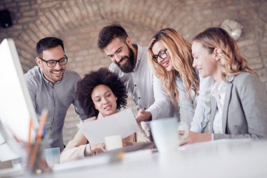 Grup genç iş insanların birlikte çalışma ofisinde. Online Pazarlama, eğitim, e-öğrenme. Başlangıç, kişi, serbest ve iş kavramı.