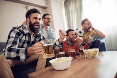 evde futbol izlerken arkadaşlar