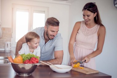 Mutlu aile sebze birlikte mutfakta ev hazırlanıyor..