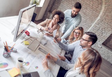 Grup proje modern ofisindeki masanın üzerinde iş adamları.