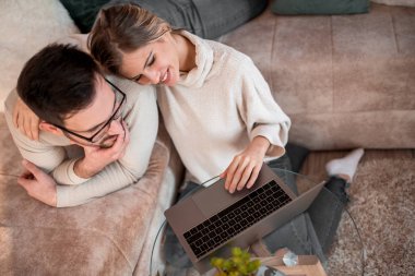 Evde dizüstü bilgisayarda çalışan genç çifti kapatın..