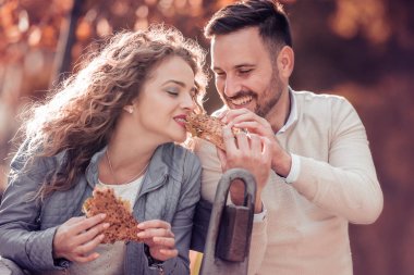 Çift yemek öğle yemeği molası park, sandviç.