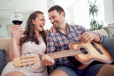 Yakışıklı adam biraz müzik gitar onun kız arkadaşı oynamak..