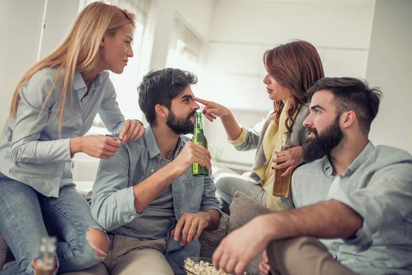 집에서 맥주와 사람들 — 스톡 사진