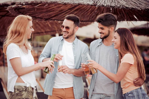 Grupo Mejores Amigos Divirtiéndose Playa Con Cerveza Fría Riendo Disfrutando — Foto de Stock