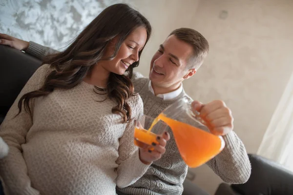 Giovani Genitori Attesa Bambino Divertono Casa — Foto Stock