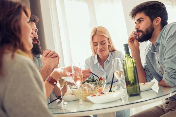 Grupo Jovens Amigos Felizes Comendo Divertindo Casa Lazer Comida Diversão — Fotografia de Stock