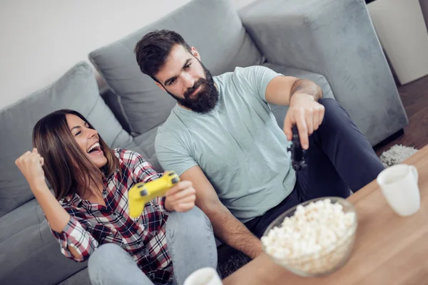 Jovem Casal Jogando Videogames Seu Apartamento — Fotografia de Stock