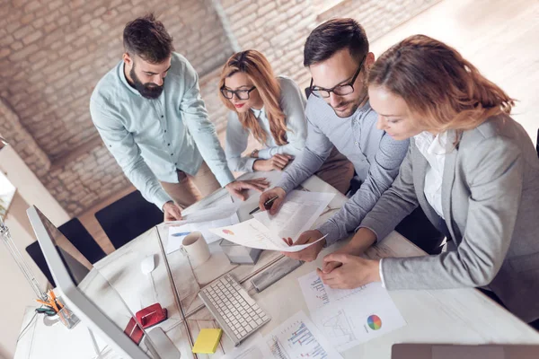 Gente Negocios Oficina Celebrando Una Conferencia Discutiendo Estrategias — Foto de Stock