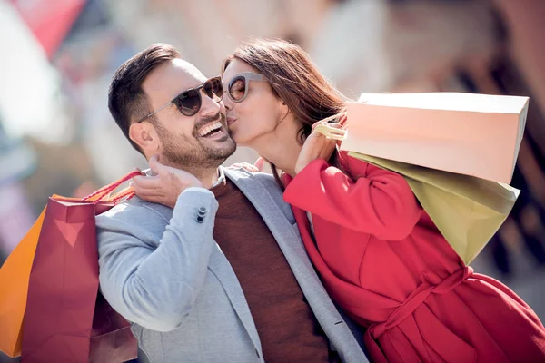 年轻夫妇喜欢购物 英俊的年轻夫妇拿着购物袋在他们的肩膀上走在街上购物后 — 图库照片