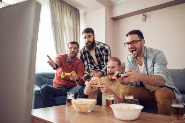 Freunde Die Hause Videospiele Spielen Gemeinsam Spaß Haben — Stockfoto