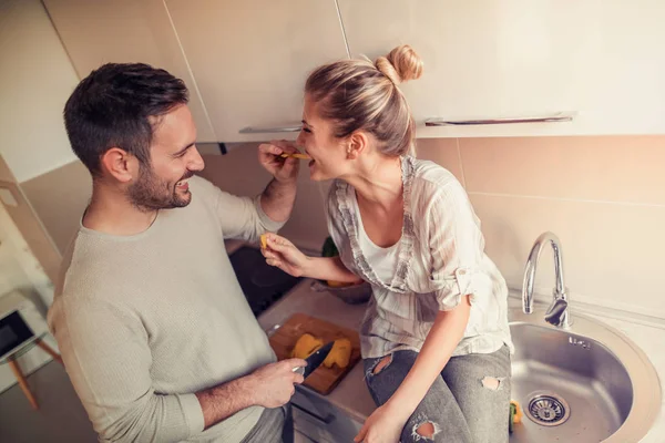 Romántica Pareja Joven Cocinando Juntos Cocina Pareja Joven Cortando Verduras — Foto de Stock